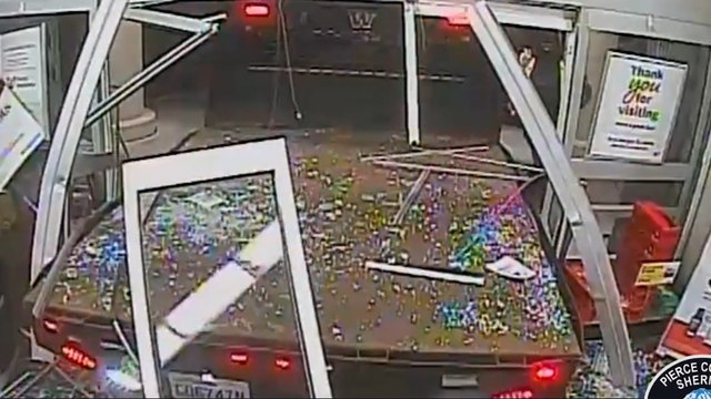 Ils attaquent un distributeur au camion-bélier et laissent les billets sur place