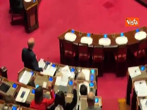 M5s addita Meloni in Aula al Senato, ecco il gesto. Bagarre sul Superbonus: Siete in difficoltà! No, lo siete voi