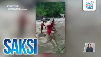 Ilang estudyante, nahulog sa ilog nang bumigay ang tulay na kawayan | Saksi