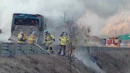 영동고속도로 관광버스 화재...학생 등 21명 대피 / YTN