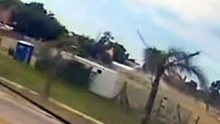 Los videos del momento en el que el avión privado despistó y chocó contra las viviendas en San Fernando