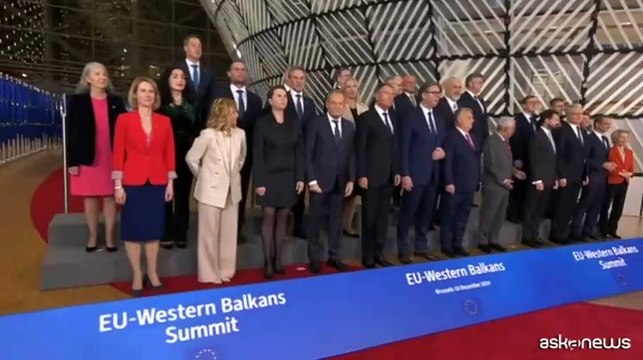 La foto di gruppo dei 27 al vertice Ue-Balcani Occidentali
