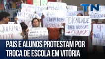 Pais e alunos protestam por troca de escola em Vitória