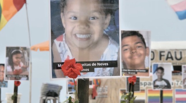 Fotos de 48 niños muertos en tiroteos fueron exhibidas en una playa de Río de Janeiro