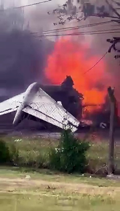 Pilotos morrem após avião cair sobre casas em Buenos Aires