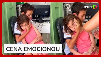 Garoto é confortado pelo irmão mais velho na hora de tomar vacina