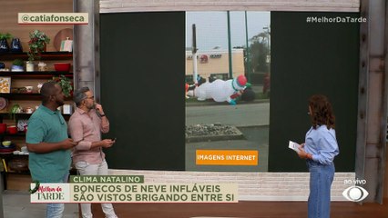 CLIMA NATALINO! Bonecos de neve infláveis são vistos brigando entre si