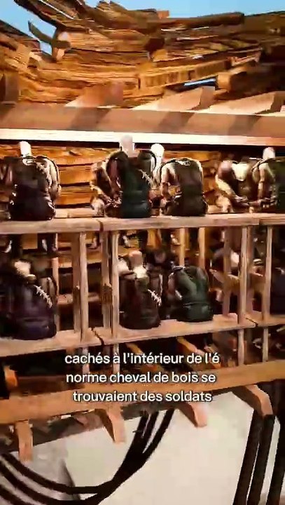 Des soldats se cachent dans un cheval gigantesque.