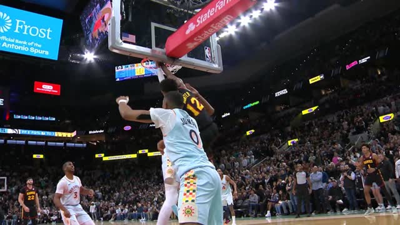 De'Andre Hunter dunks over Victor Wembanyama