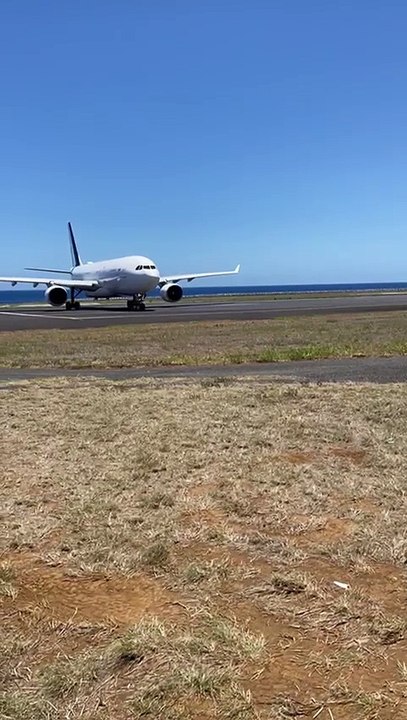 L'avion présidentiel d'Emmanuel Macron décolle de Roland-Garros