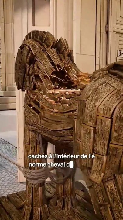 Des soldats se cachent dans un cheval gigantesque.