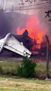 Avião sai da pista e pega fogo após atingir casa na Argentina; duas pessoas morreram