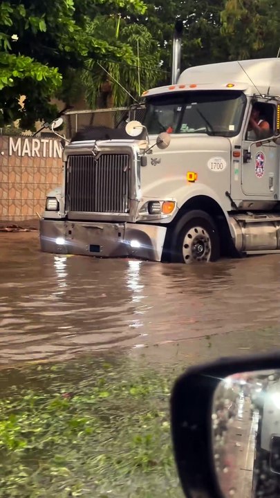 'Brazo de mar' en el malecón por "cinco minutos" de lluvia