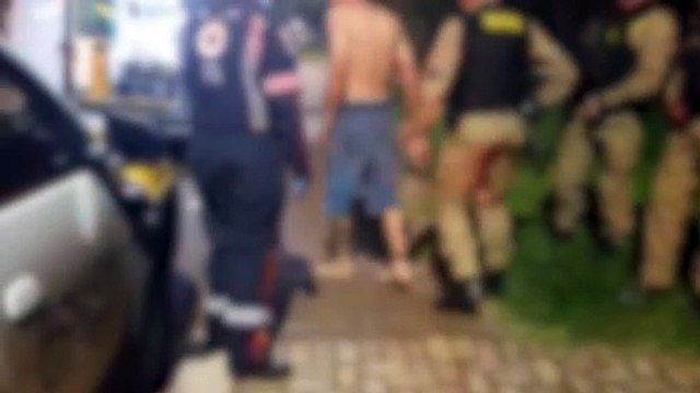 Homem Aranha caminha por telhados, invade casa e deita no sofá de residência no Santa Cruz
