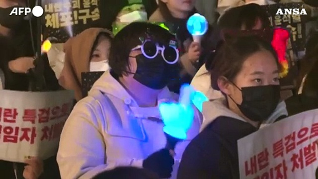 Corea del Sud, manifestanti anti-Yoon di nuovo davanti al Parlamento