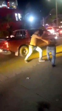 Dos ayudantes de bus se van a los golpes