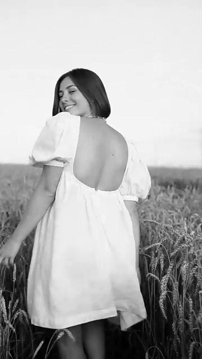 Beautiful girl in field_01_
