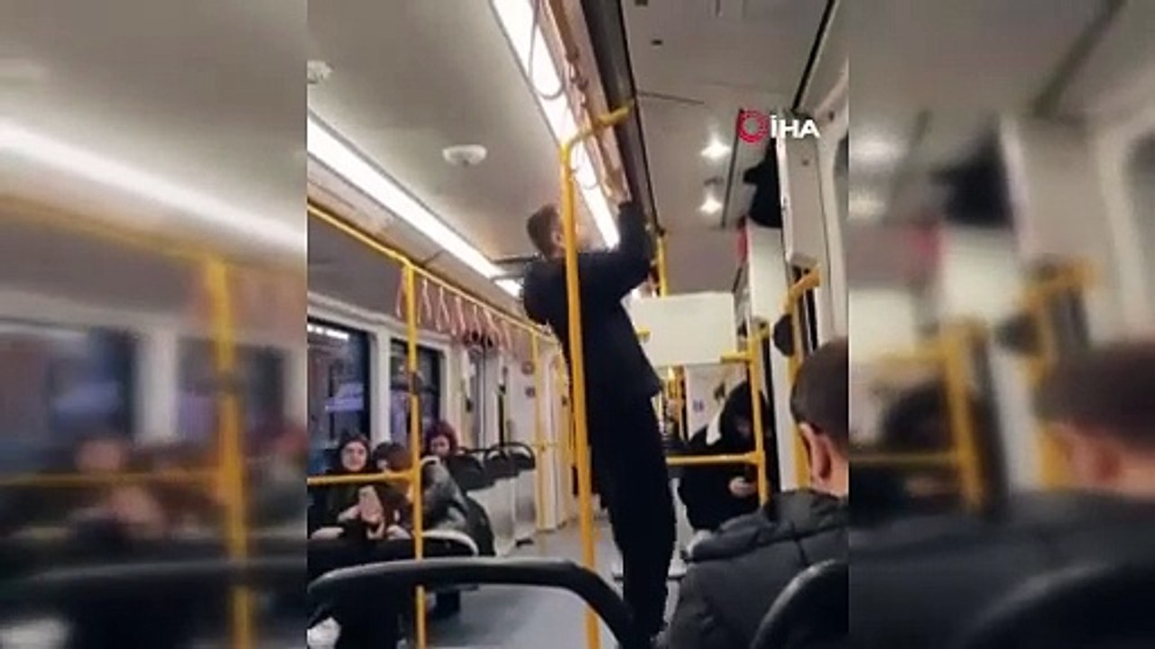 Metroda barfiks çekti, gündem oldu