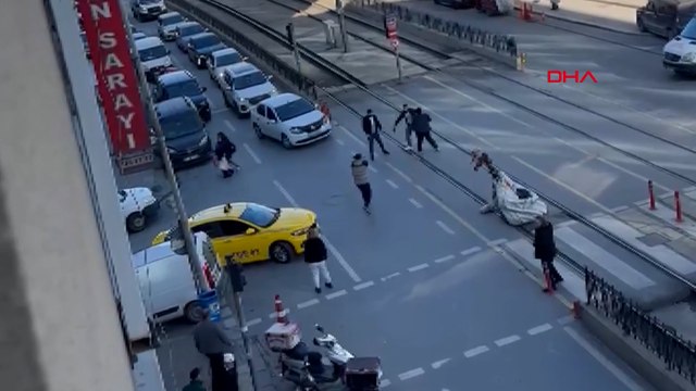 Yol verme tartışmasında, kağıt toplayıcı silahıyla rastgele ateş etti