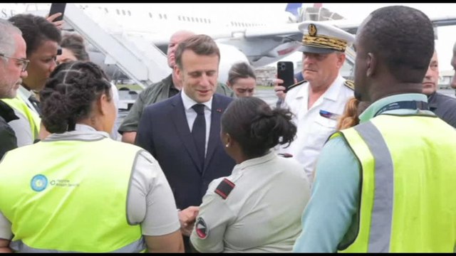 Macron arrivato a Mayotte, l'isola francese devastata dal ciclone