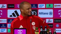 Kompany lacht in Richtung Eberl: 