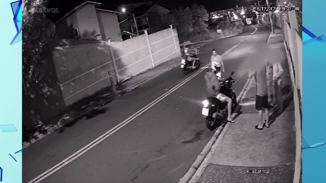 Jovens são assaltados no meio da rua em Campinas