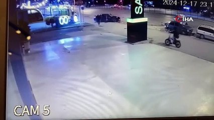 Kırmızı ışığı ihlal eden otomobil ortalığı birbirine kattı! O anlar kamerada