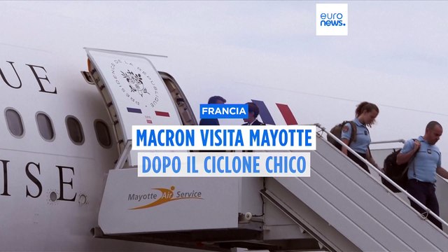 Il presidente francese Emmanuel Macron visita Mayotte devastata dal ciclone Chido