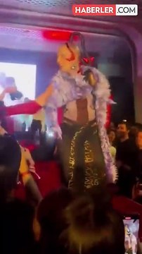 Konserde seyircinin sesinden korkan Hande Yener mikrofonu uzattığı gibi geri çekti