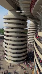 Bu stadın sırrı ne? İnsanlar mı yürüyor yoksa bina mı dönüyor?