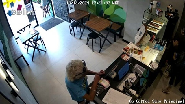 Ela ataca novamente! Idosa que roubou caixinhas de natal de funcionários em cidades da Baixada Santista é vista roubando celular;VÍDEO