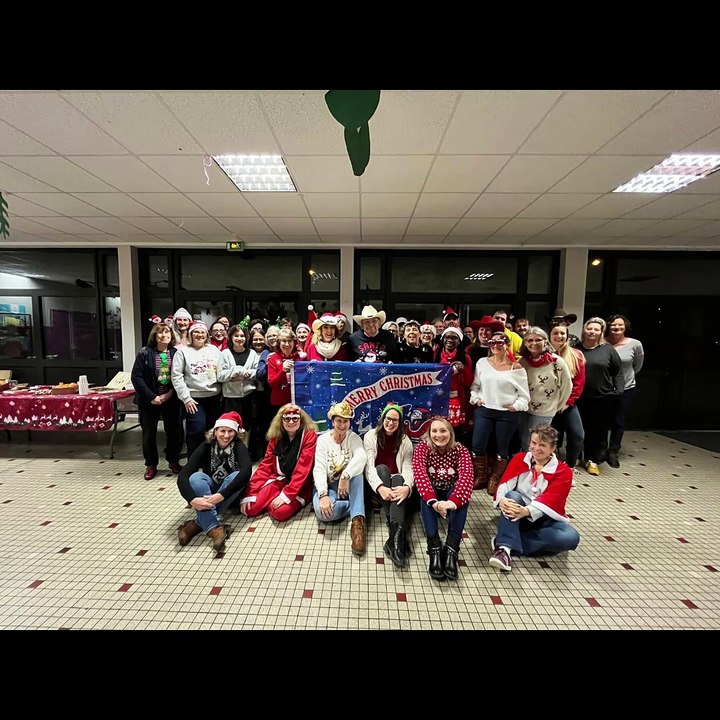 Le 16 décembre 2024 les Cowboy Hat Dancers fêtent Merry Christmas