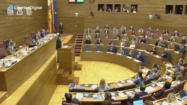 Bronca en las Cortes Valencianas: se suspende el pleno tras gritos de dimisión