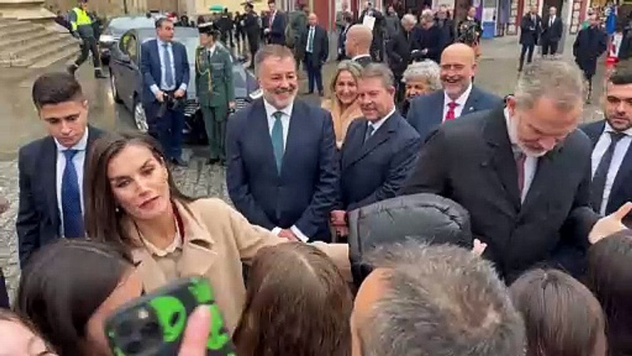 Los Reyes de España saludan al vecindario y turistas de Cuenca