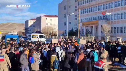 Van'daki öğrencilerden üst geçit eylemi