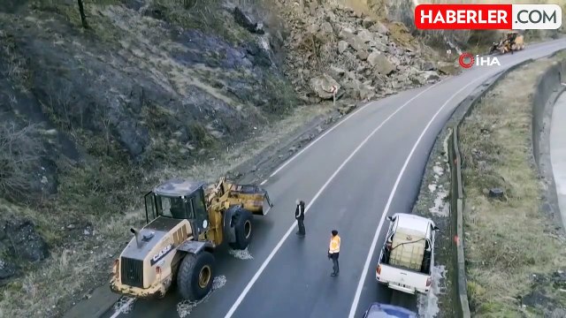 Artvin'de Heyelan Sonrası Borçka-Hopa Karayolu Yeniden Ulaşıma Açıldı