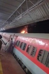 बुरहानपुर रेलवे स्टेशन पर बड़ा हादसा, पवन एक्सप्रेस पर चढकऱ युवक ने किया आत्महत्या का प्रयास