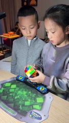 Défi en Duo : Deux Enfants Résolvent un Rubik's Cube en seulement 9,524 secondes! 🧩