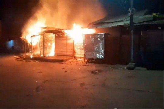 गौरझामर बस स्टैंड के मार्केट में धधकी आग, 8 दुकानें जलकर खाक, 25.50 लाख के नुकसान की आशंका