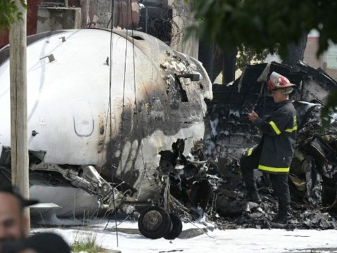 Flugzeug kracht nach Landung in Wohngebiet