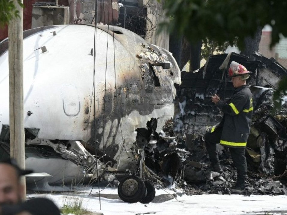 Flugzeug kracht nach landung in wohngebiet