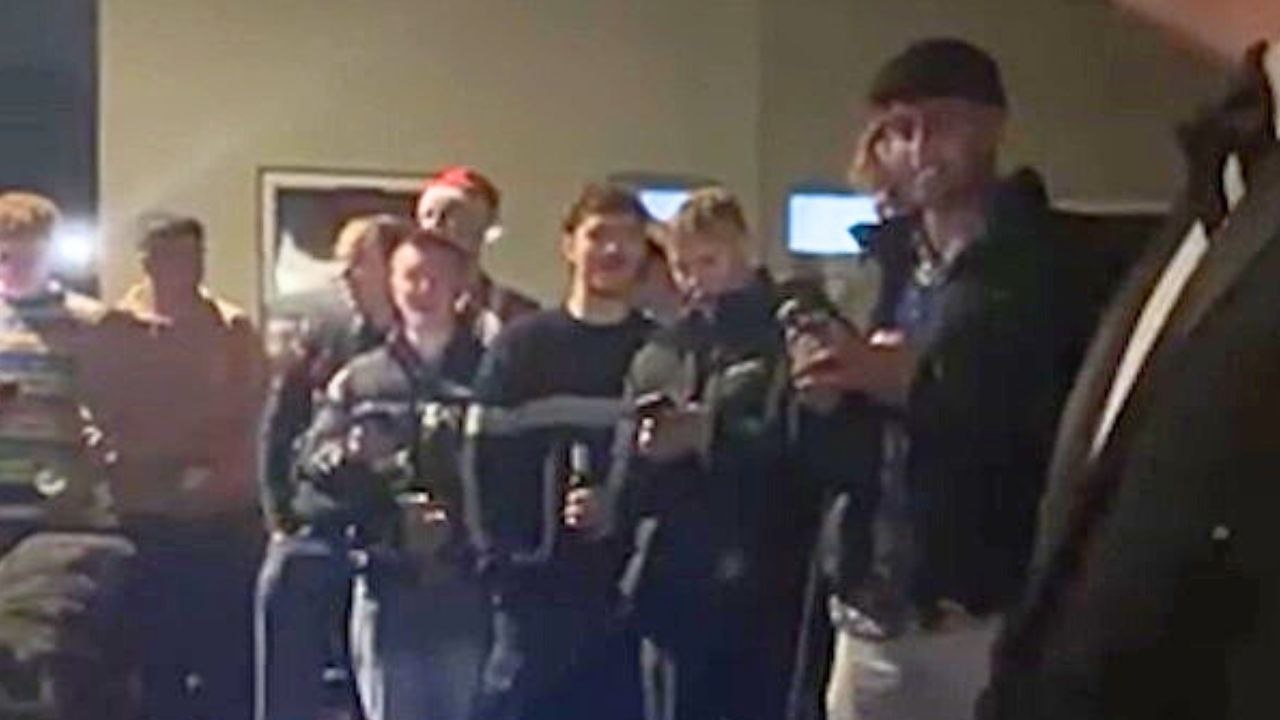 Woman has over 20 Christmas carol singers perform - in her kitchen