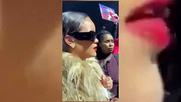 Rihanna, fan número 1 de Mariah Carey, le pide un autógrafo y canta con ella en su concierto: “¡Me está firmando un pecho!”