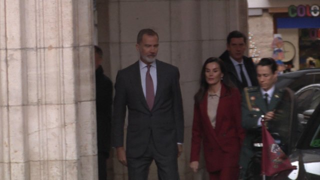 Selfis bajo el cielo encapotado de Cuenca en el regreso de Felipe VI y doña Letizia