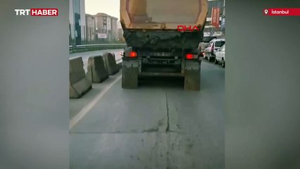 İstanbul'da hafriyat kamyonu çamur dökerek ilerledi, yol kapandı