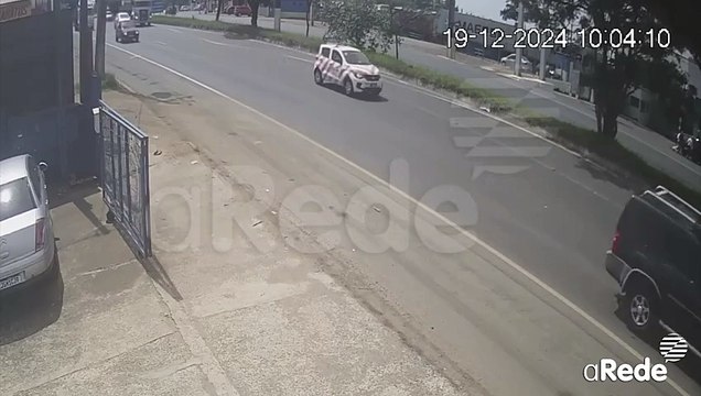 Caminhão atinge carro e provoca capotamento na Avenida Souza Naves