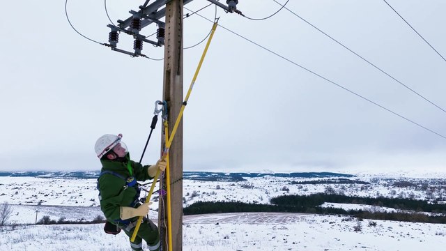 Las brigadas de i-DE enfrentan nevadas y frío extremo para mantener la luz en tu hogar