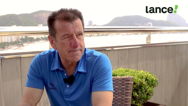 Com ajuda do 'meio do futebol', projeto social de Dunga entrega 100 casas