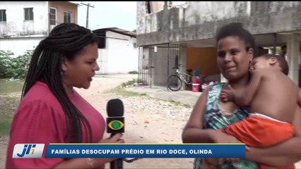 Famílias desocupam prédio em Rio Doce, Olinda