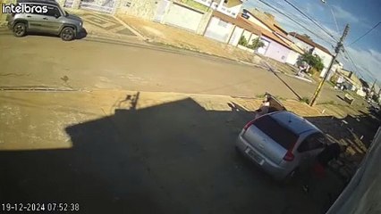 Câmeras registram momento em que carro é roubado em Taguatinga
